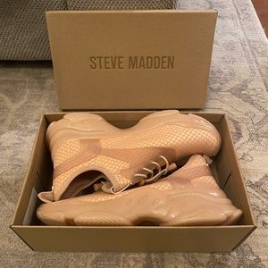 BRAND NEW NEVER WORN Women’s 7.5 Steve Madden tennis shoes.
